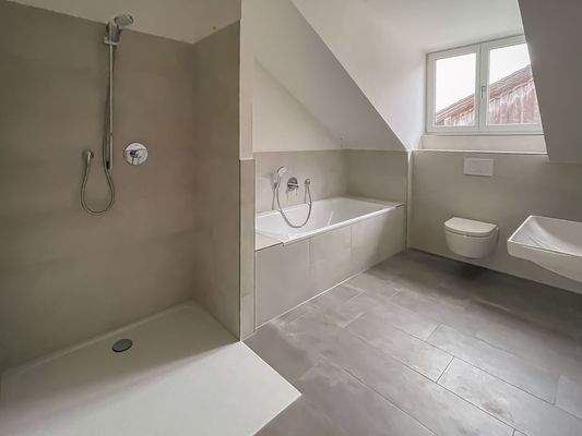 Modernes Vollbad mit Tageslicht