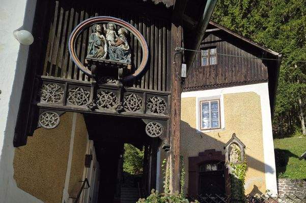 Hl Familie über dem Eingang