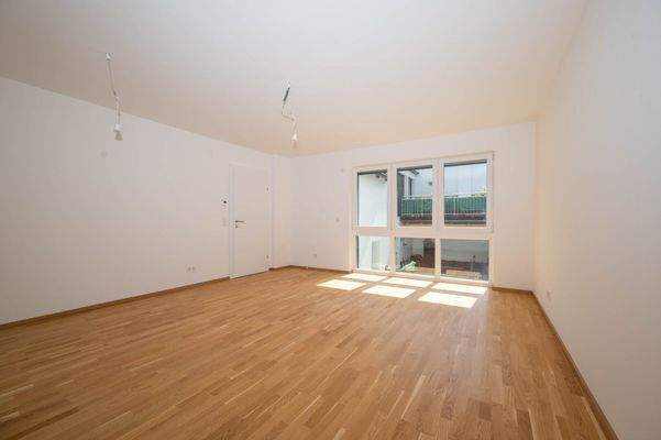 Wohn-/Esszimmer mit offener Küche