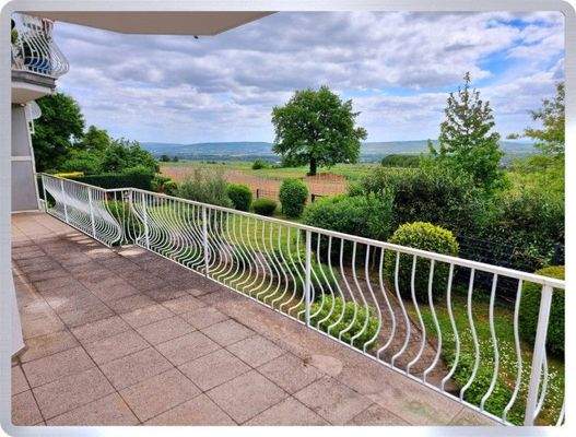 Großer Balkon mit Fernblick