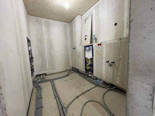 Duschbad mit Waschbecken und WC