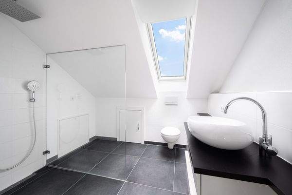 Bad im Dachgeschoss mit Dusche