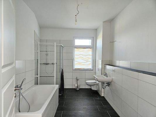 Bad mit Wanne und Dusche.jpg