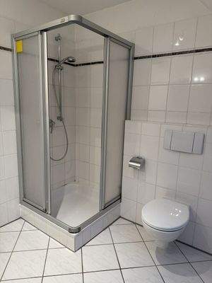 ...mit Dusche und Fenster