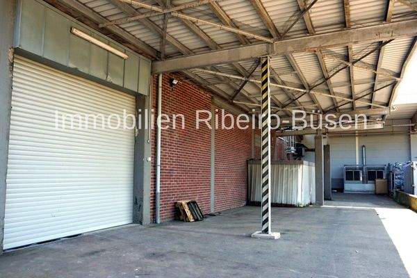 Rolltor und Anlieferzone