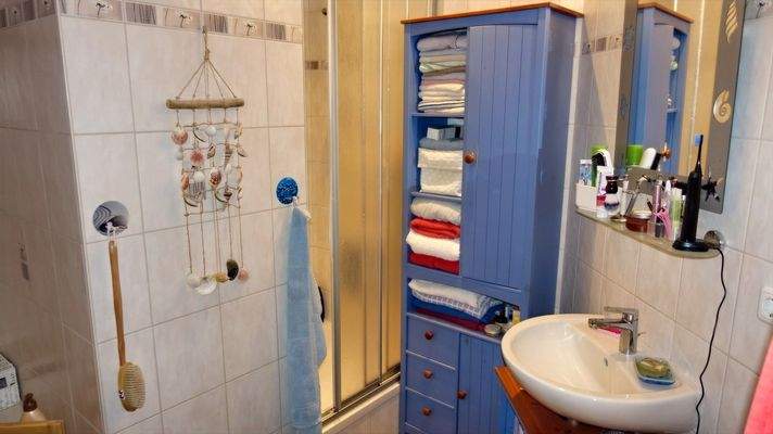 Bad mit Dusche und Badewanne