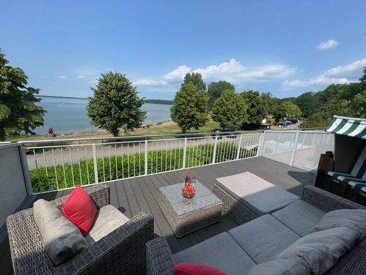Dachterrasse mit Seeblick im Sommer