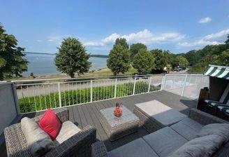 Dachterrasse mit Seeblick im Sommer