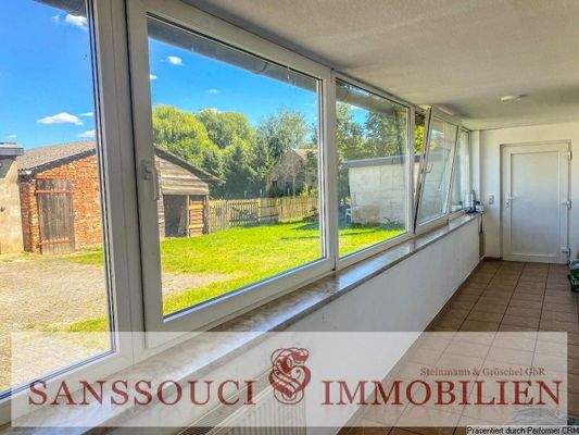 lichtdurchfluteter Hausflur