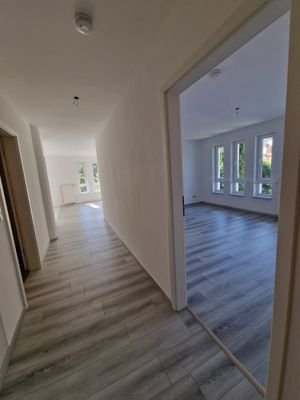 Flur m. Blick ins Schlafzimmer