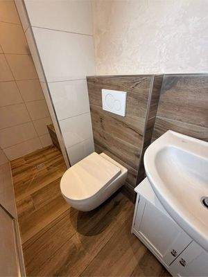 Bad mit Dusche im 1. OG