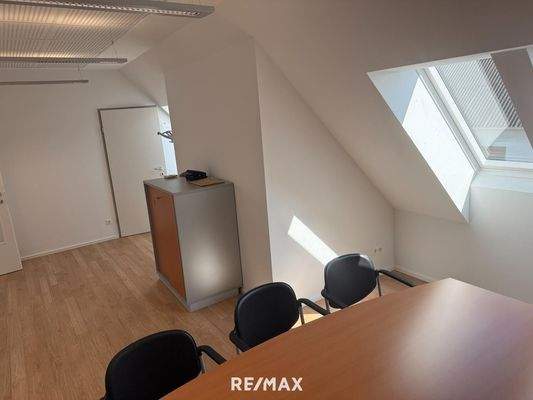 Besprechungsraum / Chef Büro mit Archiv