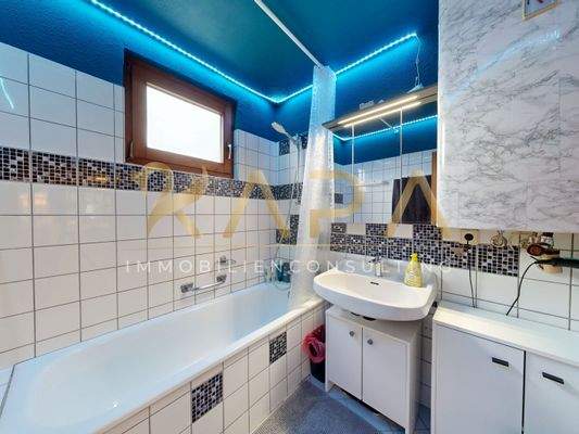 Bad mit Wanne & Fenster