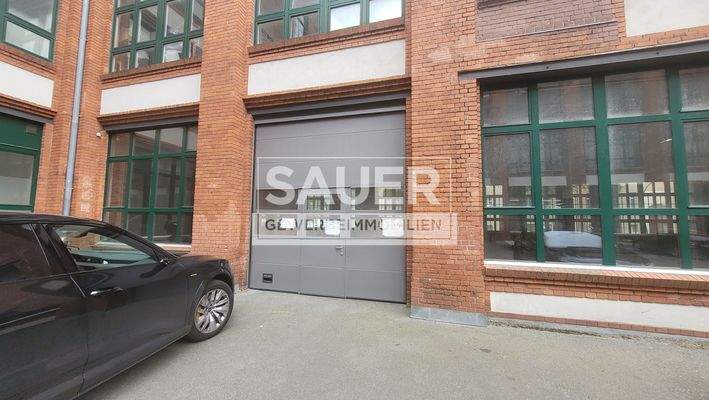 Zufahrt mit Logo Internet