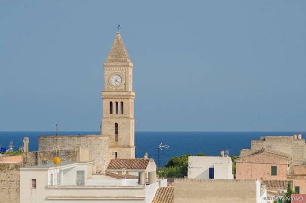 Blick auf die Kirche und das Meer