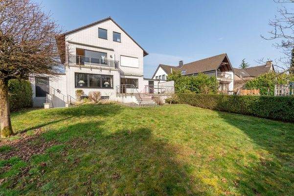 Gartenansicht - ruhiger, pflegeleichter und großer