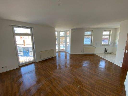 Wohnzimmer mit Erker und offenem Küchneraum.jpeg