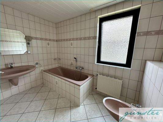 Bad erste Etage mit Wanne