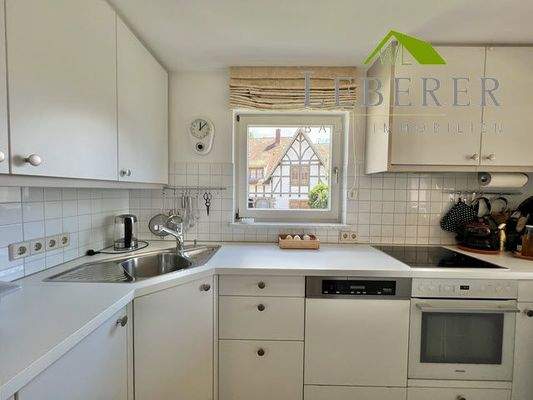 Weiße, elegante Einbauküche OG