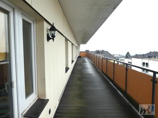 großer Balkon mit Fernblick