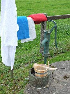 Schwengelpumpe Hausrückseite