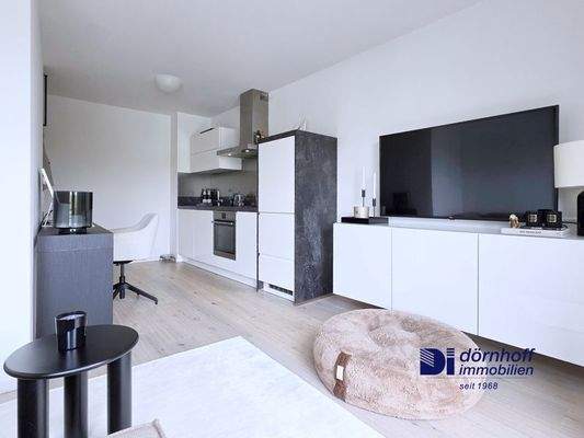 Wohnzimmer mit offener Küche