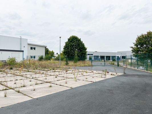 Zufahrt mit Freifläche