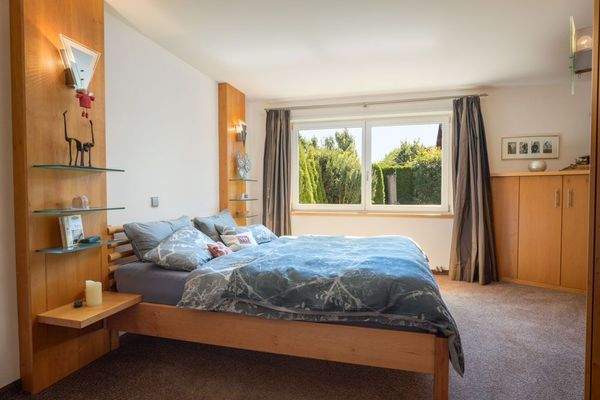 Schlafzimmer mit Blick in den Garten
