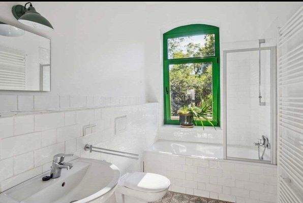 Badezimmer mit Dusche oder Wanne