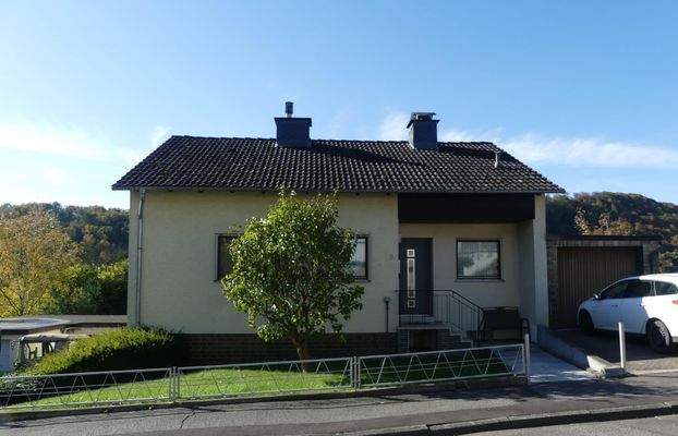 Straßenansicht Eingangsbereich