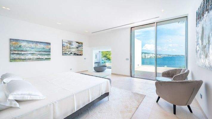 Villa in erster Meereslinie zum Verkauf in Cala Vinyes, Mallorca