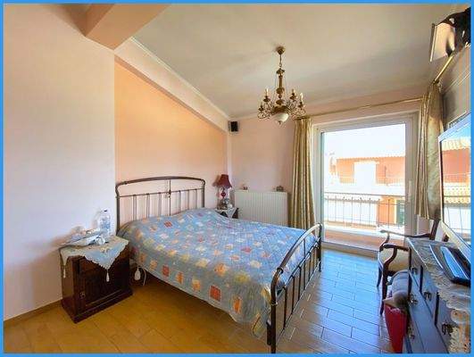 b704a9a3aa5a4979984e208fa70d9d98-original