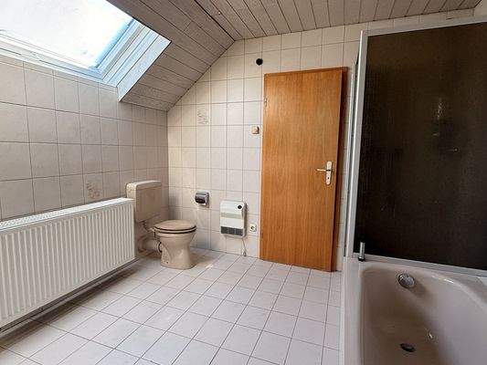 Badezimmer mit Dusche und Wanne OG 