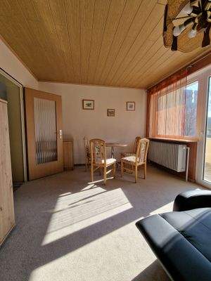 Essbereich mit Zugang zum Balkon