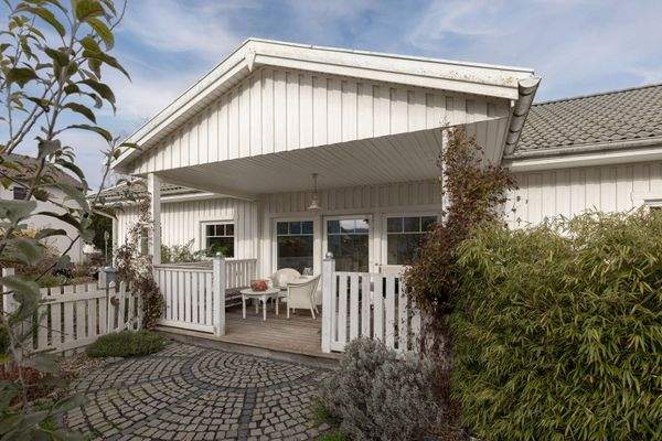 Große, überdachte Holzveranda