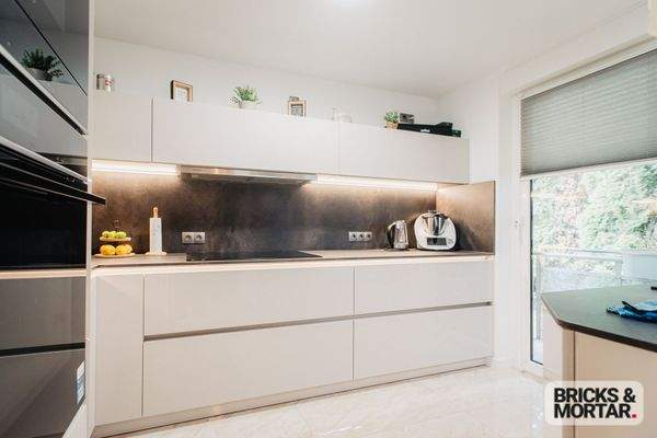 Küche mit Zugang in den Gartenbereich