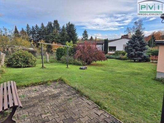 Gartengrundstück mit Blick zum Nachbarn