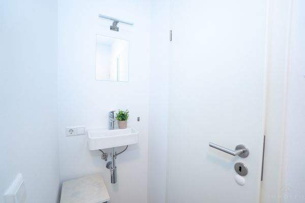 Moderniserte Türen und Waschbecken