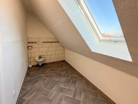 Waschraum mit WC im DG