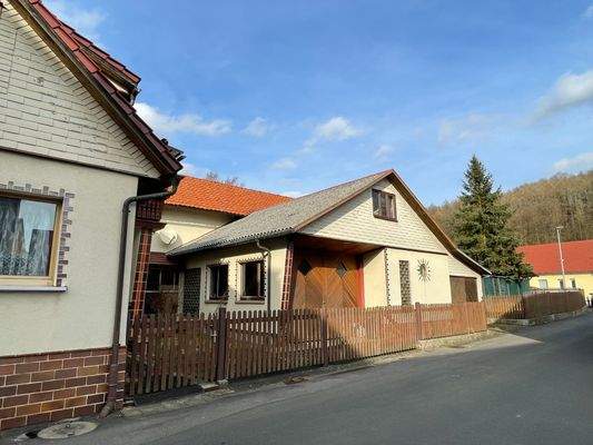 Seitenansicht mit Nebengebäuden