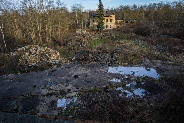 Blick auf Freifläche Richtung Villa