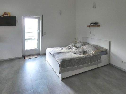 Zimmer OG mit Zug.zum Balkon