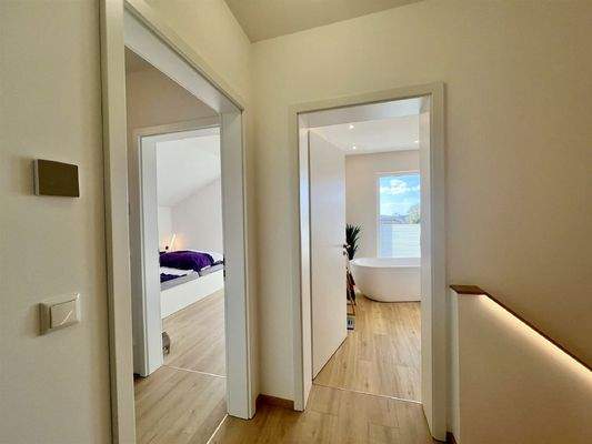 Freundliches Schlafzimmer OG