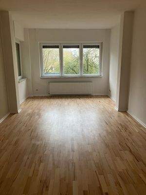 Helles Wohnzimmer mit Parkett