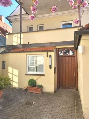 Eingang im Innenhof; darüber Balkon im 1. OG