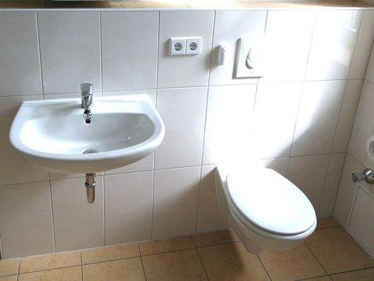 Waschbecken und WC