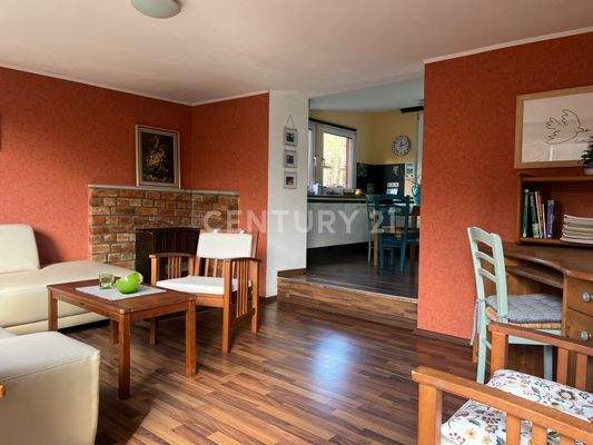 helles Wohnzimmer mit Ofen