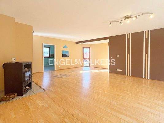 Wohn-/ Essbereich mit Zugang zur Terrasse und Garten Erdgeschoss