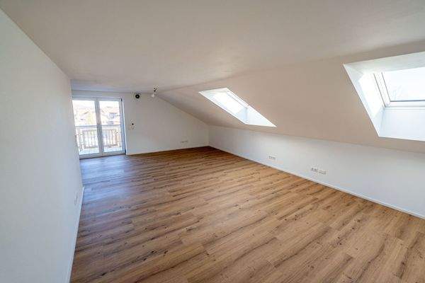 großräumiges Wohnzimmer mit 35 m2 Wfl