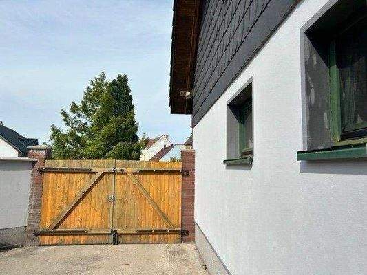 Einfahrt zur Waschanlage